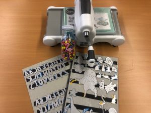 IMG_4340 Auf dem Bild ist die Big Shot inklusive einiger Stanzen und einem Anwendungsbeispiel zu sehen.