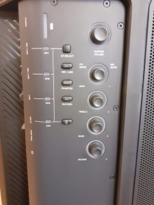 Auf dem Bild ist due Rückseite des Lautsprechers zu sehen.