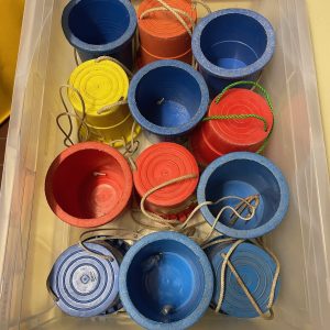 Auf dem Bild sind 12 Dosenstelzen in einer Kiste zu sehen