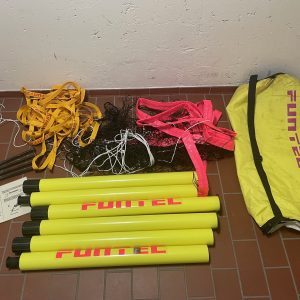 Auf dem Bild ist das unaufgebaute Volleyballnetz in Einzelteilen zu sehen.