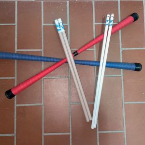 Auf dem Bild sind vier weiße Handstäbe sowie ein blauer und ein roter Devilstick zu sehen.