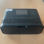 Auf dem Bild ist der Fotodrucker Canon Selphy CP1200 zu sehen